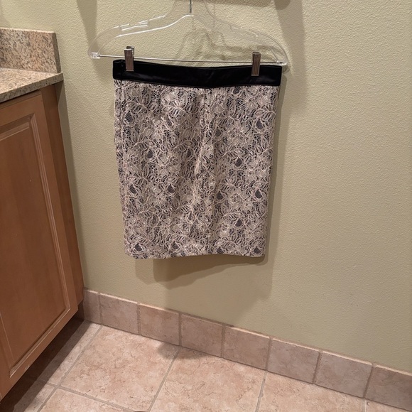 Forever 21 Elegant Black and Cream Lace Skirt - Picture 2 of 10